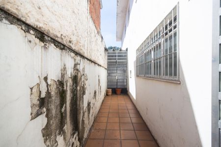 Casa à venda com 250m², 4 quartos e 2 vagas Casa à venda com 250m², 4 quartos e 2 vagasPátio com paredes de tijolos e telhas, com janelas de vidro e um chão de cerâmica.