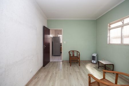 Sala com piso de madeira, porta de madeira, geladeira e ar condicionado. de casa à venda com 4 quartos, 250m² em Siciliano, São Paulo