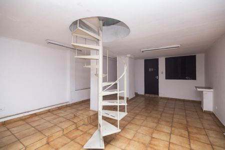 Casa à venda com 250m², 4 quartos e 2 vagas Casa à venda com 250m², 4 quartos e 2 vagasEscada de metal branca em um ambiente com piso de azulejo e paredes brancas.