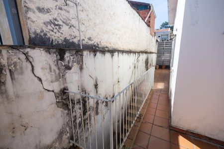Casa à venda com 250m², 4 quartos e 2 vagas Casa à venda com 250m², 4 quartos e 2 vagasPared exterior com manchas de sujeira e um balcão com uma grade de ferro.
