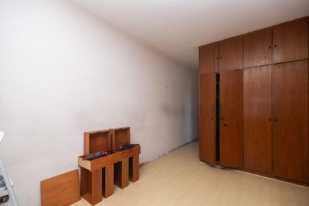 Casa à venda com 250m², 4 quartos e 2 vagas Casa à venda com 250m², 4 quartos e 2 vagasBanheiro com armários e piso de porcelanato, iluminado por luz natural.