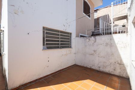 Casa à venda com 250m², 4 quartos e 2 vagas Casa à venda com 250m², 4 quartos e 2 vagasPátio com telhado de madeira e paredes de tijolos, com vista para a cidade.