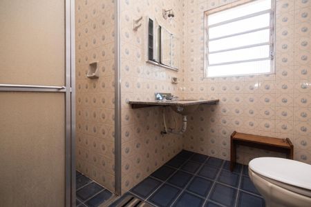 Casa à venda com 250m², 4 quartos e 2 vagas Casa à venda com 250m², 4 quartos e 2 vagasBanheiro com piso de azulejos, lavabo e vaso sanitário, com uma janela pequena e iluminação boa.