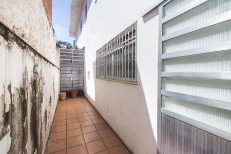 Casa à venda com 250m², 4 quartos e 2 vagas Casa à venda com 250m², 4 quartos e 2 vagasPátio com piso de azulejo e janelas com vidros de segurança, com um ambiente simples e limpo.