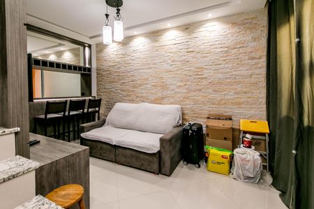 Sala com sofá de cor marrom e mesa de madeira, com iluminação adequada e decoração simples. de casa à venda com 2 quartos, 74m² em Vila Santa Edwiges, São Paulo