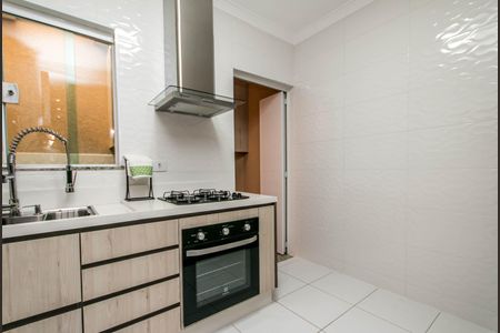 Casa à venda com 74m², 2 quartos e 1 vaga Casa à venda com 74m², 2 quartos e 1 vagaCozinha com piso de porcelanato, bancada de granito e fogão a gás.