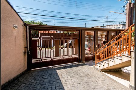 Casa à venda com 74m², 2 quartos e 1 vaga Casa à venda com 74m², 2 quartos e 1 vagaPorta de entrada de uma casa com uma escada e uma garagem.