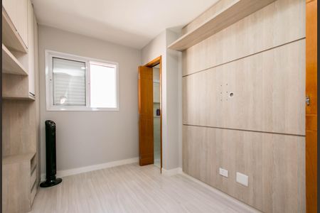 Casa à venda com 74m², 2 quartos e 1 vaga Casa à venda com 74m², 2 quartos e 1 vagaQuarto com móveis de madeira e piso de porcelanato, com uma janela pequena e iluminação boa.