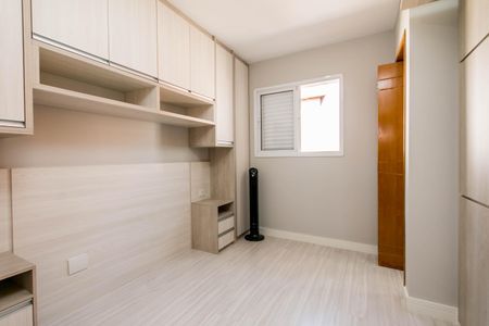 Casa à venda com 74m², 2 quartos e 1 vaga Casa à venda com 74m², 2 quartos e 1 vagaQuarto com móveis de madeira e piso de porcelanato, com uma janela pequena e iluminação boa.