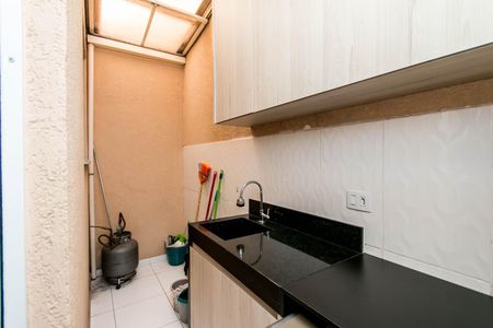 Casa à venda com 74m², 2 quartos e 1 vaga Casa à venda com 74m², 2 quartos e 1 vagaCozinha com móveis de madeira e piso de porcelanato, iluminada por luz natural e artificial.