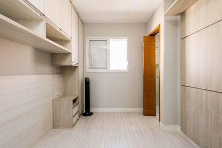 Casa à venda com 74m², 2 quartos e 1 vaga Casa à venda com 74m², 2 quartos e 1 vagaCasa com sala de estar moderna e iluminada, com móveis de madeira e piso de porcelanato.
