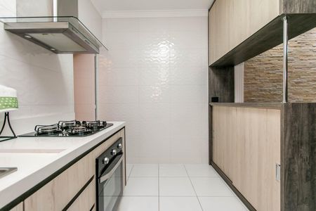 Casa à venda com 74m², 2 quartos e 1 vaga Casa à venda com 74m², 2 quartos e 1 vagaCozinha moderna com piso de porcelanato, bancada de granito e fogão a gás.