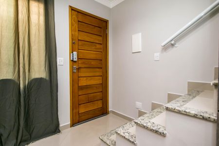 Casa à venda com 74m², 2 quartos e 1 vaga Casa à venda com 74m², 2 quartos e 1 vagaPorta de madeira com fechadura e trinco, com cortina de tecido ao lado.
