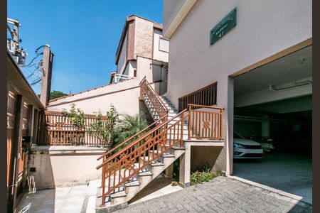 Casa à venda com 74m², 2 quartos e 1 vaga Casa à venda com 74m², 2 quartos e 1 vagaEscadaria externa com rampa e balcão, vista para a rua e o jardim.