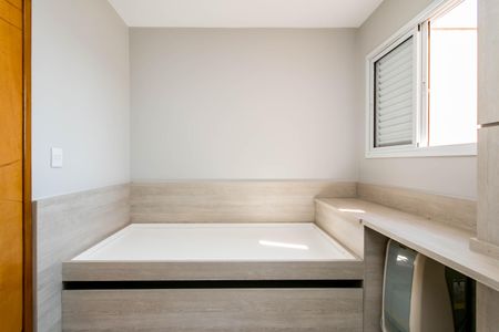 Casa à venda com 74m², 2 quartos e 1 vaga Casa à venda com 74m², 2 quartos e 1 vagaCama simples com colchão branco e madeira clara no quarto de uma casa moderna.