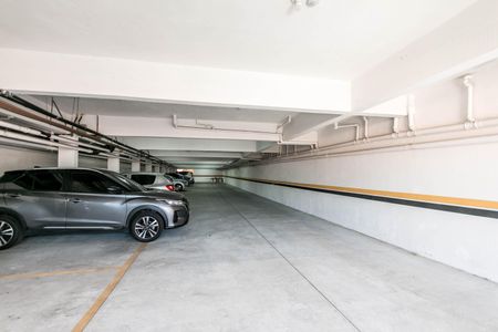 Casa à venda com 74m², 2 quartos e 1 vaga Casa à venda com 74m², 2 quartos e 1 vagaGaragem com vários carros estacionados, com iluminação adequada e espaço para estacionamento.