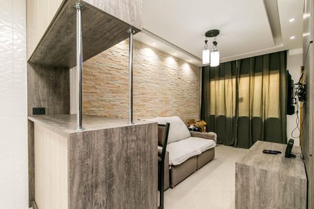 Casa à venda com 74m², 2 quartos e 1 vaga Casa à venda com 74m², 2 quartos e 1 vagaSala de estar com sofá e TV, com parede de pedra e iluminação adequada.