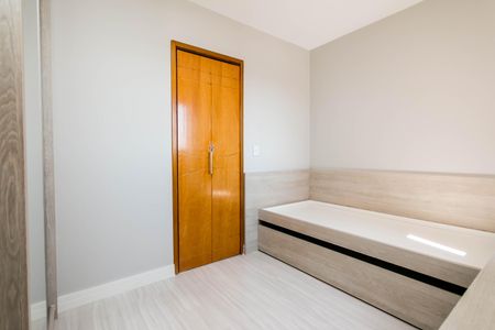 Casa à venda com 74m², 2 quartos e 1 vaga Casa à venda com 74m², 2 quartos e 1 vagaQuarto com cama de solteiro e porta de madeira, com iluminação natural e boa qualidade de iluminação.