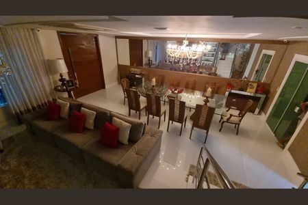 Casa de condomínio à venda com 450m², 4 quartos e 2 vagas Casa de condomínio à venda com 450m², 4 quartos e 2 vagasSala de Jantar