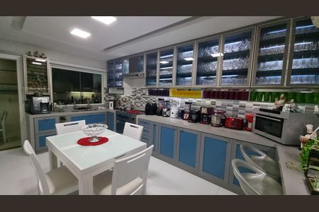 Casa de condomínio à venda com 450m², 4 quartos e 2 vagas Casa de condomínio à venda com 450m², 4 quartos e 2 vagasCozinha