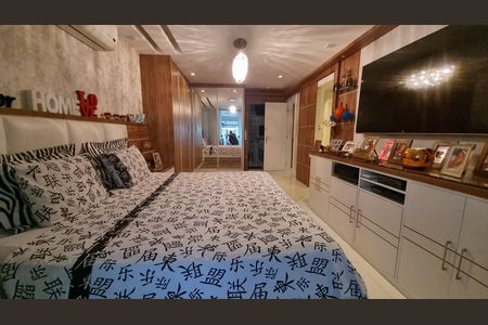 Casa de condomínio à venda com 450m², 4 quartos e 2 vagas Casa de condomínio à venda com 450m², 4 quartos e 2 vagasQuarto