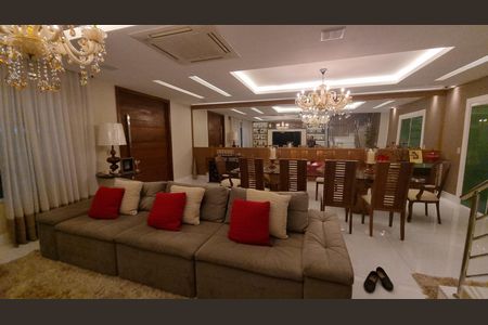 Casa de condomínio à venda com 450m², 4 quartos e 2 vagas Casa de condomínio à venda com 450m², 4 quartos e 2 vagasSala
