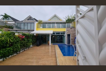 Casa de condomínio à venda com 450m², 4 quartos e 2 vagas Casa de condomínio à venda com 450m², 4 quartos e 2 vagasÁrea externa