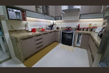 Casa de condomínio à venda com 450m², 4 quartos e 2 vagas Casa de condomínio à venda com 450m², 4 quartos e 2 vagasCozinha