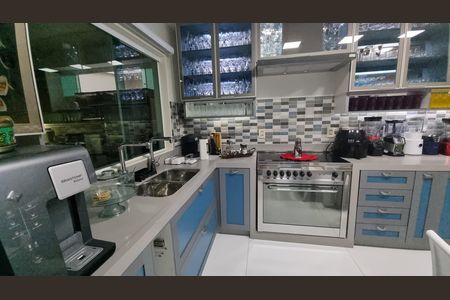Casa de condomínio à venda com 450m², 4 quartos e 2 vagas Casa de condomínio à venda com 450m², 4 quartos e 2 vagasCozinha
