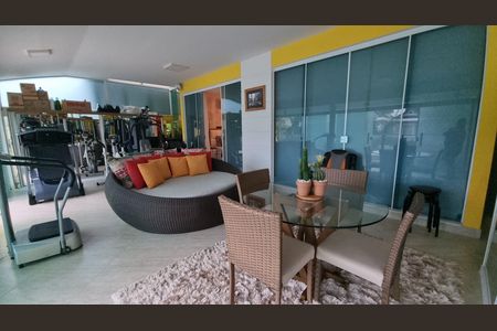 Casa de condomínio à venda com 450m², 4 quartos e 2 vagas Casa de condomínio à venda com 450m², 4 quartos e 2 vagasÁrea externa