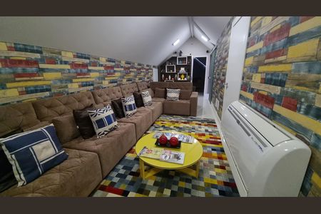 Casa de condomínio à venda com 450m², 4 quartos e 2 vagas Casa de condomínio à venda com 450m², 4 quartos e 2 vagasSala 2