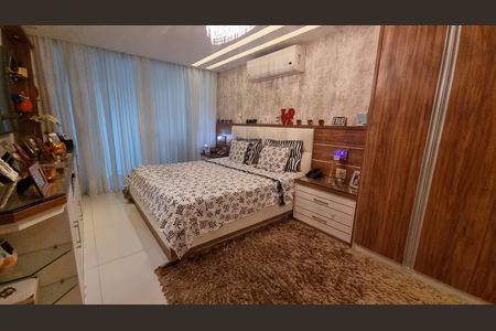 Casa de condomínio à venda com 450m², 4 quartos e 2 vagas Casa de condomínio à venda com 450m², 4 quartos e 2 vagasQuarto
