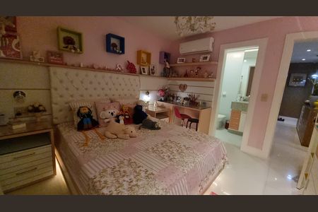 Casa de condomínio à venda com 450m², 4 quartos e 2 vagas Casa de condomínio à venda com 450m², 4 quartos e 2 vagasQuarto