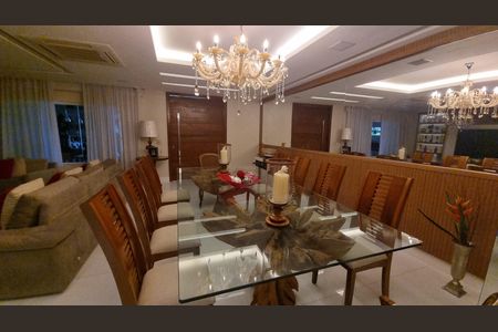 Casa de condomínio à venda com 450m², 4 quartos e 2 vagas Casa de condomínio à venda com 450m², 4 quartos e 2 vagasSala de Jantar