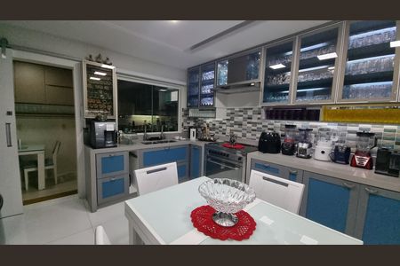 Casa de condomínio à venda com 450m², 4 quartos e 2 vagas Casa de condomínio à venda com 450m², 4 quartos e 2 vagasCozinha