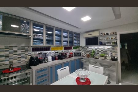 Casa de condomínio à venda com 450m², 4 quartos e 2 vagas Casa de condomínio à venda com 450m², 4 quartos e 2 vagasCozinha