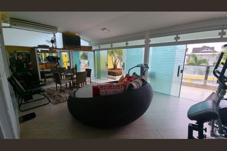 Casa de condomínio à venda com 450m², 4 quartos e 2 vagas Casa de condomínio à venda com 450m², 4 quartos e 2 vagasSala