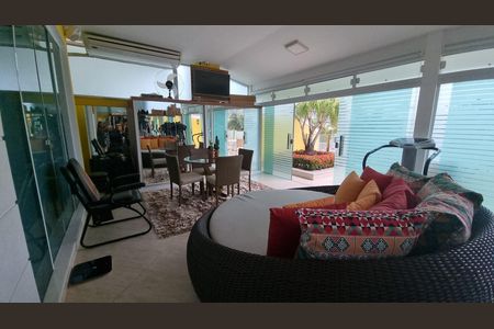 Casa de condomínio à venda com 450m², 4 quartos e 2 vagas Casa de condomínio à venda com 450m², 4 quartos e 2 vagasÁrea externa