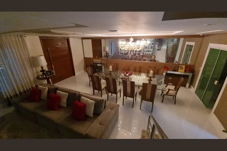 Casa de condomínio à venda com 450m², 4 quartos e 2 vagas Casa de condomínio à venda com 450m², 4 quartos e 2 vagasSala de Jantar