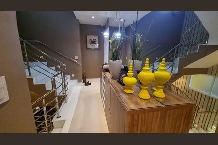 Casa de condomínio à venda com 450m², 4 quartos e 2 vagas Casa de condomínio à venda com 450m², 4 quartos e 2 vagasEscada