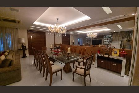 Casa de condomínio à venda com 450m², 4 quartos e 2 vagas Casa de condomínio à venda com 450m², 4 quartos e 2 vagasSala de Jantar