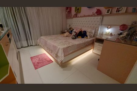 Casa de condomínio à venda com 450m², 4 quartos e 2 vagas Casa de condomínio à venda com 450m², 4 quartos e 2 vagasQuarto