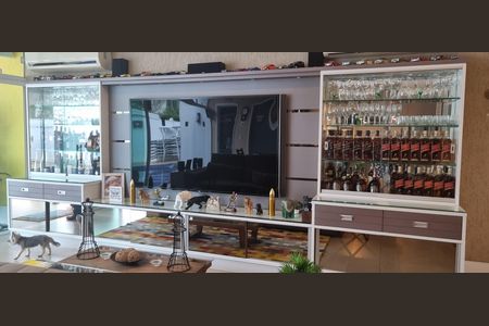 Casa de condomínio à venda com 450m², 4 quartos e 2 vagas Casa de condomínio à venda com 450m², 4 quartos e 2 vagasSala