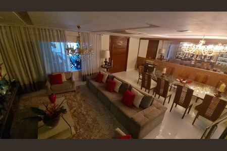 Casa de condomínio à venda com 450m², 4 quartos e 2 vagas Casa de condomínio à venda com 450m², 4 quartos e 2 vagasSala