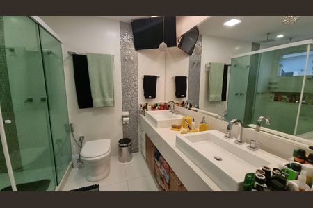 Casa de condomínio à venda com 450m², 4 quartos e 2 vagas Casa de condomínio à venda com 450m², 4 quartos e 2 vagasBanheiro