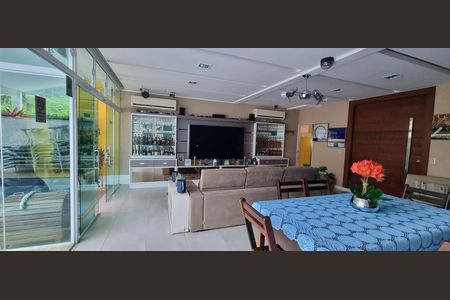 Casa de condomínio à venda com 450m², 4 quartos e 2 vagas Casa de condomínio à venda com 450m², 4 quartos e 2 vagasÁrea externa