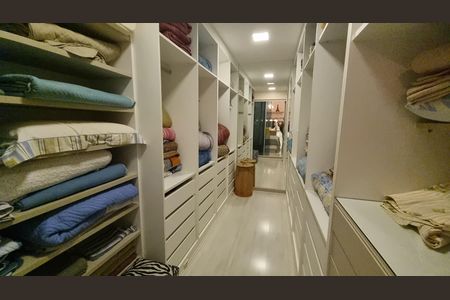 Casa de condomínio à venda com 450m², 4 quartos e 2 vagas Casa de condomínio à venda com 450m², 4 quartos e 2 vagasCloset