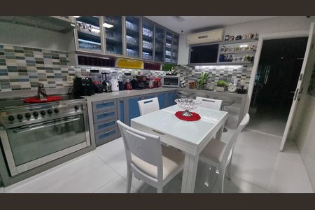 Casa de condomínio à venda com 450m², 4 quartos e 2 vagas Casa de condomínio à venda com 450m², 4 quartos e 2 vagasCozinha