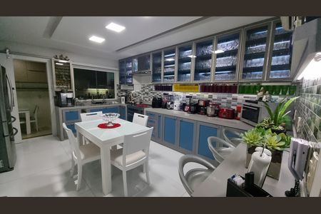 Casa de condomínio à venda com 450m², 4 quartos e 2 vagas Casa de condomínio à venda com 450m², 4 quartos e 2 vagasCozinha