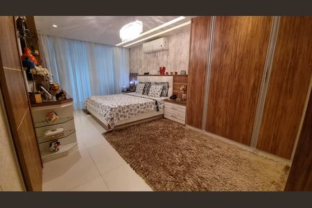 Casa de condomínio à venda com 450m², 4 quartos e 2 vagas Casa de condomínio à venda com 450m², 4 quartos e 2 vagasQuarto